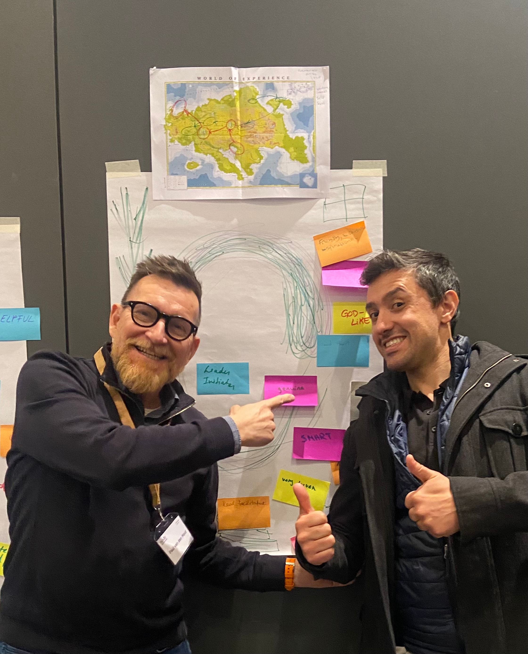 Paul van den Hout con un participante en un taller